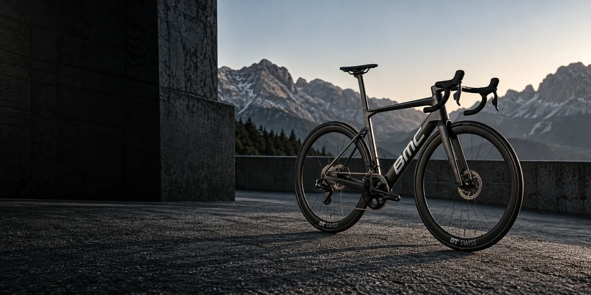 BMC Teammachine nera su una terrazza davanti alle Dolomiti